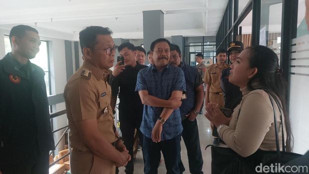 Pj Wali Kota Bogor Hery Antasari menggelar sidak ke beberapa sekolah di hari pertama PPDB tingkat SD-SMP pada Senin, 1 Juli 2024. (Sol/detikcom)