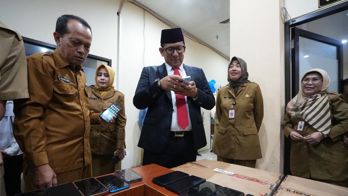 Pj Wali Kota Mojokerto Moh Ali Kuncoro mengecek ponsel para ASN