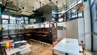 Area makan Plunge Pizza cukup luas. Bagi tamu yang mau mengintip proses membuat pizza bisa duduk di spot yang dekat dapur.