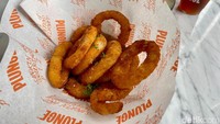 Sebagai pelengkap makan pizza, jangan lupa pesan Onion Rings (Rp 48.000). Plunge menggunakan onion rings siap goreng yang berkualitas. Teksturnya renyah dan rasanya manis!