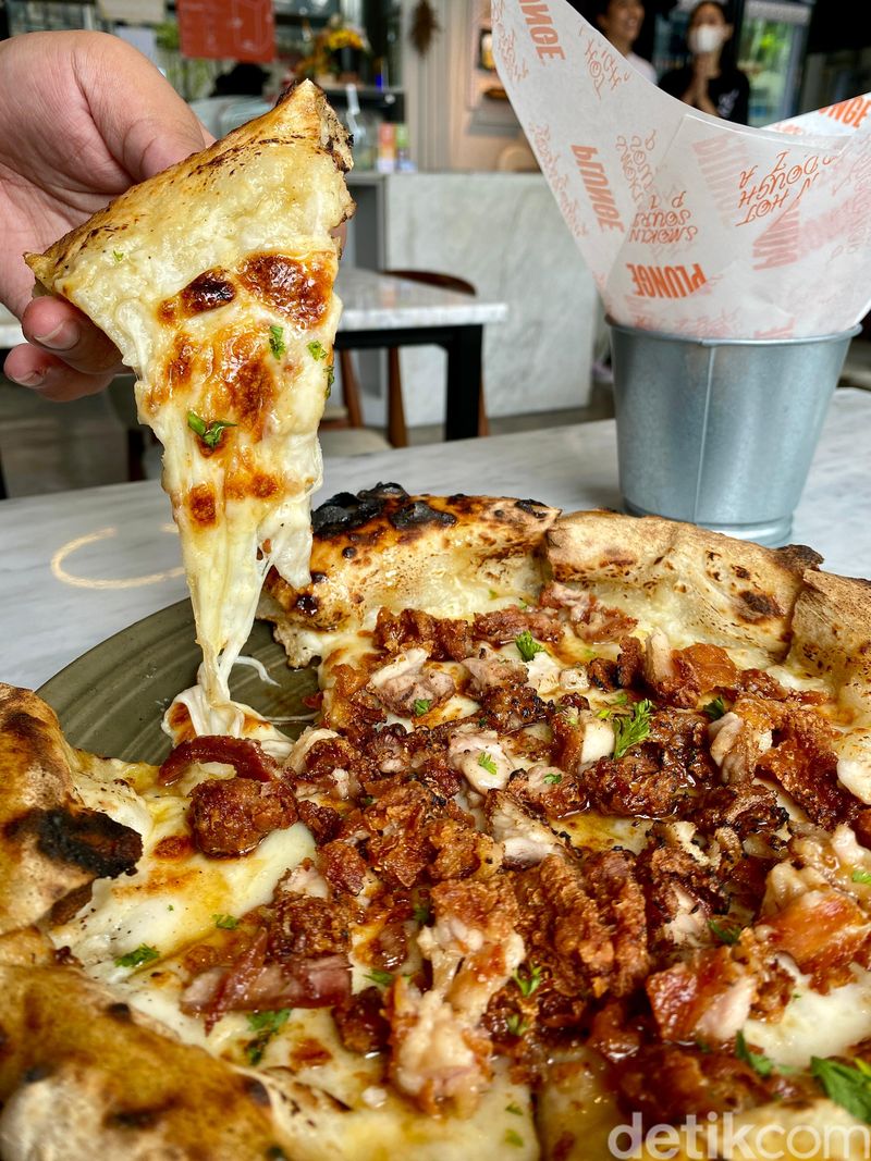 Plunge Pizza: Yummy! Pizza Topping Honey Butter di Tempat Hangout Anak Jaksel