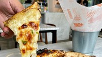 Pizza dibuat dengan saus bechamel, keju mozzarella, keju parmesan, dan minyak zaitun extra virgin. Sementara topping utamanya fried chicken chunks alias potongan ayam goreng tepung.