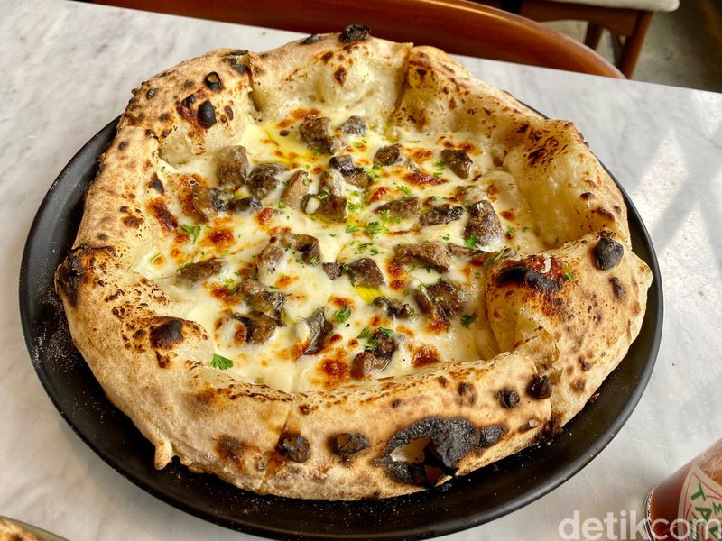 Plunge Pizza: Yummy! Pizza Topping Honey Butter di Tempat Hangout Anak Jaksel