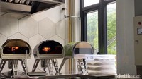 Oven yang dipakai di Plunge Pizza berukuran kecil dan personal. Oven ini siap memanggang pizza sampai tingkat kematangan yang diinginkan.