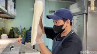 Pegawai meracik pizza artisan di sini secara fresh. Yang menjadi highlight adalah adonan sourdough untuk pizza yang lebih menyehatkan dibanding adonan tepung biasa.