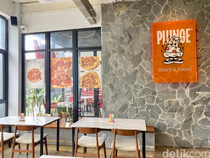 Plunge Pizza: Yummy! Pizza Topping Honey Butter di Tempat Hangout Anak Jaksel
