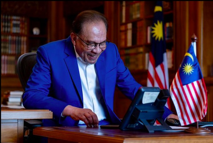 PM Malaysia Anwar Ibrahim berbincang dengan Menhan RI Prabowo Subianto via telekomunikasi. (Sumber: Instagram resmi Anwar Ibrahim)