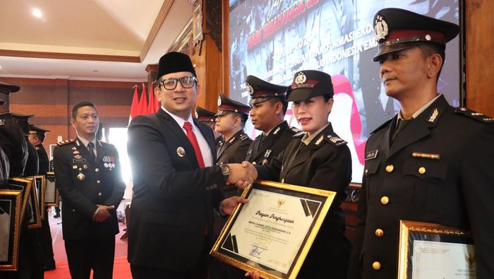 Polisi berprestasi diganjar penghargaan di peringatan Hari Bhayangkara di Kota Mojokerto 2024