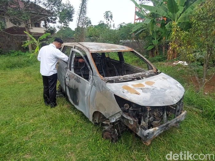 Polisi cek mobil yang terbakar di Dusun Ketukan, Mulyosari, Sukorejo, Kabupaten Kendal, Senin (1/7/2024). Mobil itu terbakar  pada Sabtu (29/6) pagi.