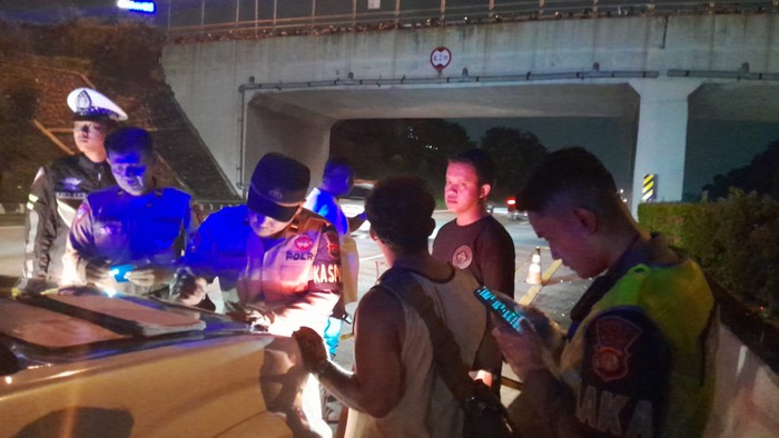 Polisi melakukan olah TKP terkait penemuan mayat bocah 8 tahun di Tol Cijago.