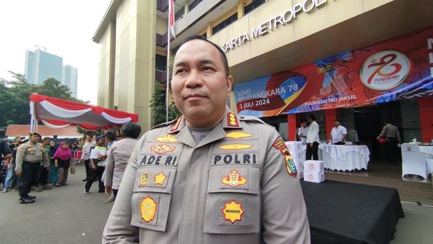 Polres Metro Jakarta Selatan membagikan paket sembako di Hari Bhayangkara