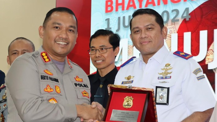 Polresta Bandara Soekarno-Hatta memberikan penghargaan kepada komunitas Bandara Soekarno-Hatta (Kombata) di HUT ke-78 Bhayangkara.