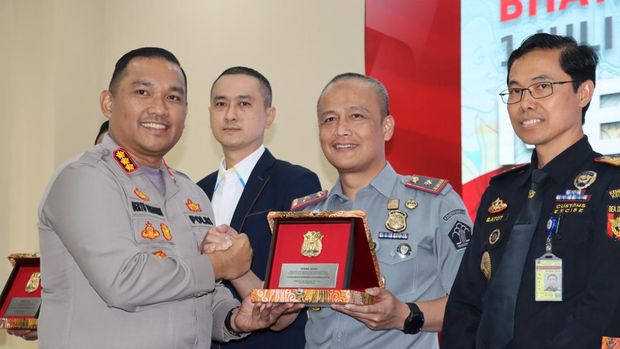 Polresta Bandara Soekarno-Hatta memberikan penghargaan kepada komunitas Bandara Soekarno-Hatta (Kombata) di HUT ke-78 Bhayangkara.
