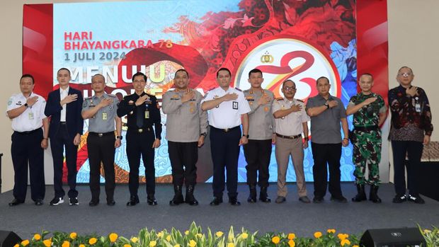 Polresta Bandara Soekarno-Hatta memberikan penghargaan kepada komunitas Bandara Soekarno-Hatta (Kombata) di HUT ke-78 Bhayangkara.