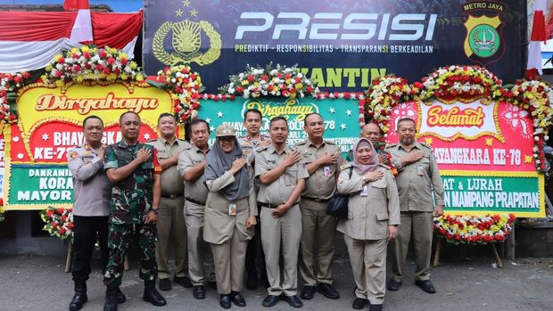 Polsek Mampang Prapatan menerima kejutan dari Camat dan Danramil Mampang di Hari Bhayangkara ke-78.