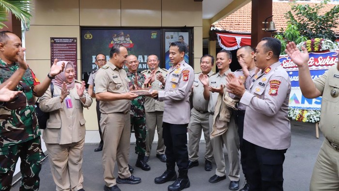 Polsek Mampang Prapatan menerima kejutan dari Camat dan Danramil Mampang di Hari Bhayangkara ke-78.