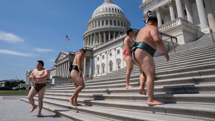 Potret Para Sumo Keliling Washington Mencuri Perhatian Warga Sumo wrestlers with the Sumo and Sushi exhibition event visit the U.S. Capitol during a tour of the city ahead of their evening event in Washington, U.S., June 28, 2024. REUTERS/Nathan Howard