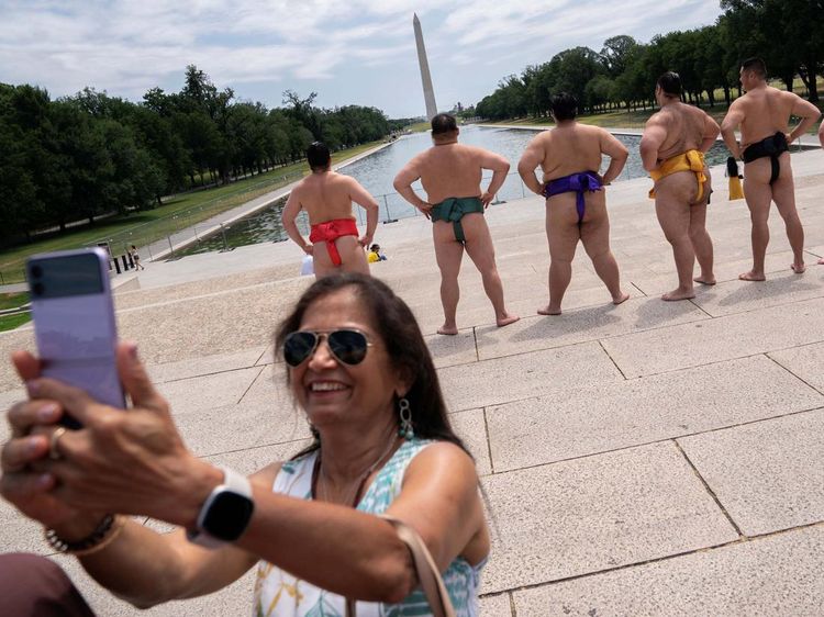 Potret Para Sumo Keliling Washington Mencuri Perhatian Warga