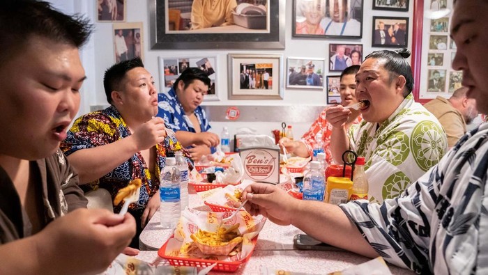 Potret Para Sumo Keliling Washington Mencuri Perhatian Warga Sumo wrestlers with the Sumo and Sushi exhibition event visit the U.S. Capitol during a tour of the city ahead of their evening event in Washington, U.S., June 28, 2024. REUTERS/Nathan Howard