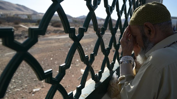 Umat muslim memanjatkan doa saat berziarah di pemakaman para syuhada perang Badar di Badar, Arab Saudi, Jumat (28/6/2024). Pasukan Rasulullah SAW yang berjumlah 313 orang berhasil mengalahkan pasukan Quraisy yang berjumlah sekitar 1.000 orang dalam perang Badar pada 17 Ramadhan 2 Hijriah. ANTARA FOTO/Sigid Kurniawan/foc.