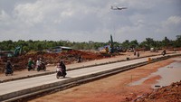 Sejumlah pengendara sepeda motor melintasi proyek pengembangan jalan penghubung kawasan KEK, pariwisata dan industri di Batam, Kepulauan Riau, Senin (24/6/2024).