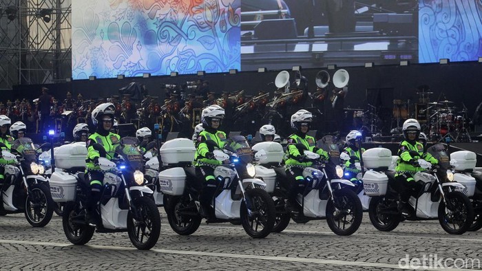 Sejumlah personel polisi mengikuti upacara peringatan HUT ke-78 Hari Bhayangkara di Kawasan Monas, Jakarta, Senin (1/8/2024). HUT ke-78 Bhayangkara mengangkat tema Polri Presisi Mendukung Percepatan Transformasi Ekonomi yang Inklusif dan Berkelanjutan Menuju Indonesia Emas.