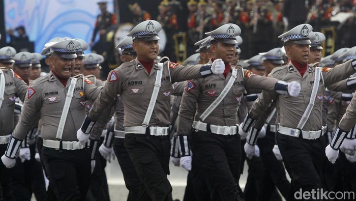 Sejumlah personel polisi mengikuti upacara peringatan HUT ke-78 Hari Bhayangkara di Kawasan Monas, Jakarta, Senin (1/8/2024). HUT ke-78 Bhayangkara mengangkat tema Polri Presisi Mendukung Percepatan Transformasi Ekonomi yang Inklusif dan Berkelanjutan Menuju Indonesia Emas.