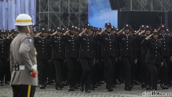 Sejumlah personel polisi mengikuti upacara peringatan HUT ke-78 Hari Bhayangkara di Kawasan Monas, Jakarta, Senin (1/8/2024). HUT ke-78 Bhayangkara mengangkat tema Polri Presisi Mendukung Percepatan Transformasi Ekonomi yang Inklusif dan Berkelanjuta