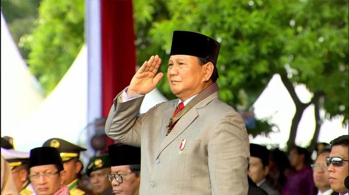 Prabowo memberikan hormat kepada Jokowi saat disapa di HUT Bhayangkara