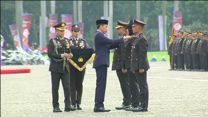 Presiden Jokowi memberikan penghormatan Bintang Bhayangkara Nararya ke 3 personel Polri.