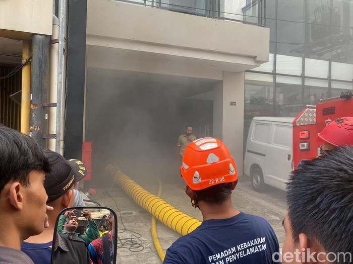 Proses pemadaman kebakaran di salah satu hotel di Jalan Gejayan, Mrican, Depok, Kabupaten Sleman, DIY, Senin (1/7/2024) siang.

(Jauh Hari Wawan S/detikJogja)