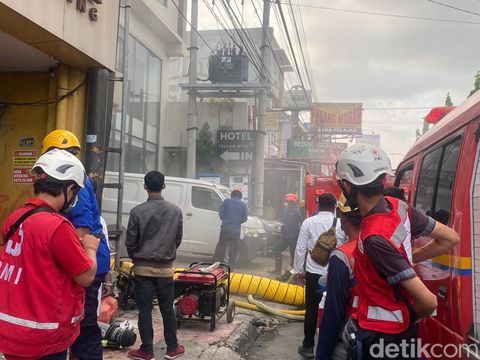 Proses pemadaman kebakaran di salah satu hotel di Jalan Gejayan, Mrican, Depok, Kabupaten Sleman, DIY, Senin (1/7/2024) siang.(Jauh Hari Wawan S/detikJogja)