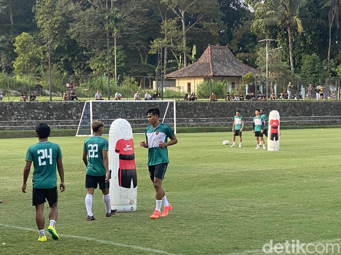 Sesi latihan perdana PSS Sleman di Lapangan Pakembinangun, Sleman, Senin (1/7/2024) sore.