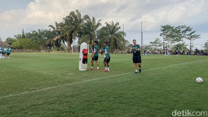 Sesi latihan perdana PSS Sleman di Lapangan Pakembinangun, Sleman, Senin (1/7/2024) sore.