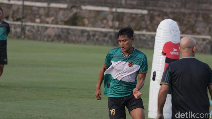 Bek PSS Sleman, Fachruddin Aryanto di sesi latihan perdana, Senin (1/7/2024).