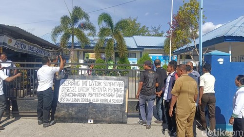 Puluhan guru menyegel gerbang masuk SMKN 5 Kota Kupang, NTT, Senin (1/7/2024). (Yufengki Bria/detikBali)