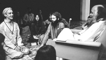 Rajneesh Movement: Ketenaran Bhagwan Shree Rajneesh, dimulai di 1960-an. Ia keliling India, bicara menentang sosialisme dan agama arus utama, dan menganjurkan sikap terbuka terhadap seksualitas. Di 1981, Rajneesh membuka fasilitas Rajneeshpuram di Amerika Serikat yang memicu konflik dengan warga setempat. Muncul serangkaian perselisihan hukum dan kejahatan serius yang dilakukan pengikutnya, termasuk serangan keracunan makanan massal dengan bakteri salmonella dan upaya membunuh pengacara AS Charles H. Turner. Rajneesh menyalahkan sekretaris pribadi dan pendukungnya atas kejahatan itu. Dia dideportasi dan kembali ke India, tempat dia mengelola sektenya hingga kematiannya tahun 1990.  Foto: Wikipedia