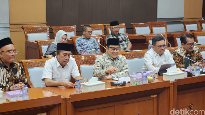 Rapat Timwas Haji DPR, Ketua Timwas Cak Imin duduk di tengah. (Adrial Akbar/detikcom)
