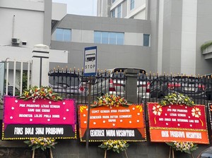 Karangan Bunga Dukungan Warga untuk Prabowo Pasca-operasi Berjejer di RSPPN