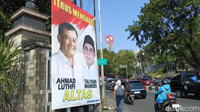 Salah satu baliho bergambar Ahmad Luthfi dan Gus Yasin di traffic light RSUP dr. Kariadi, Kota Semarang, Senin (1/7/2024).