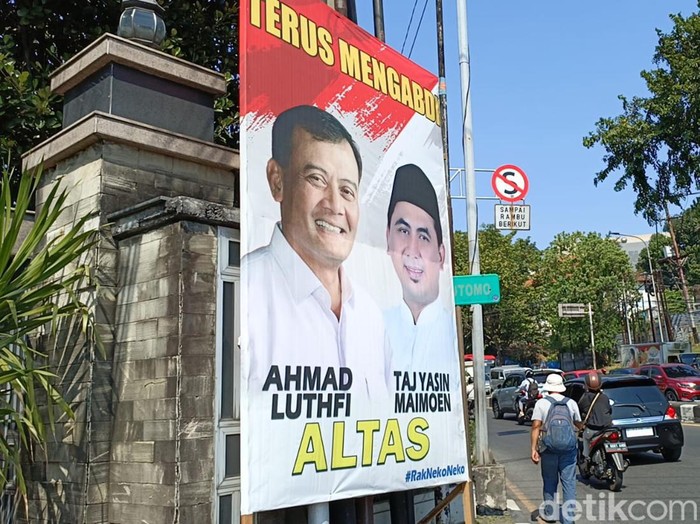 Salah satu baliho bergambar Ahmad Luthfi dan Gus Yasin di traffic light RSUP dr. Kariadi, Kota Semarang, Senin (1/7/2024).