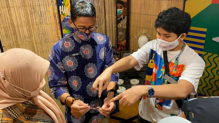 Di Rubysh, sampah plastik diolah menjadi produk yang memiliki nilai jual seperti perhiasan, jam tangan, kacamata, dan lain-lain.