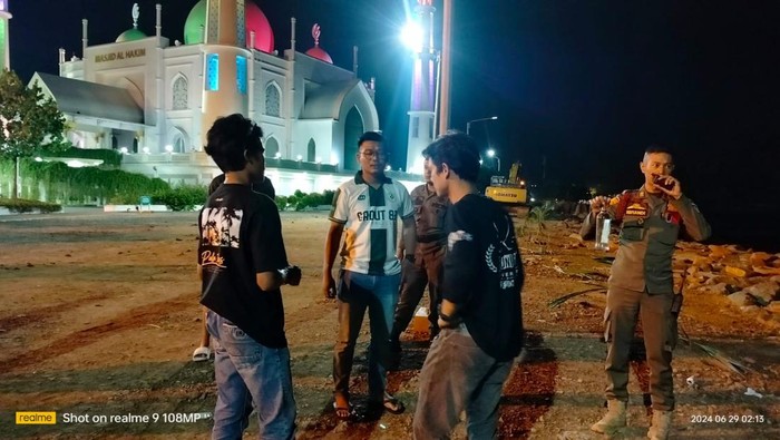Satpol PP Padang saat mengamankan 12 remaja di area Masjid Al Hakim. (dok. Satpol PP Padang)