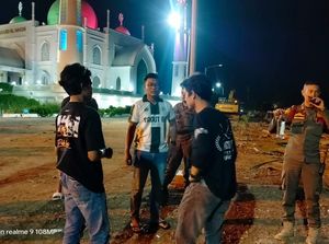 Satpol PP Padang Amankan 12 Remaja-2 Botol Miras di Sekitar Masjid Al Hakim