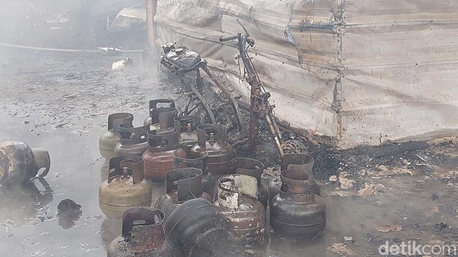 Sebanyak 60 los pedagang sayuran dan bumbu di Pasar Teknik Umum (TU) Kemang, Kota Bogor hangus terbakar. Kebakaran diduga akibat kebocoran gas elpiji. (M Sholihin/detikcom)