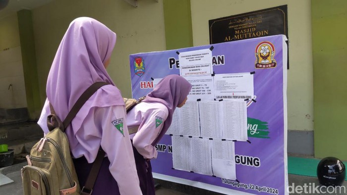 Sejumlah siswa di Tulungagung melihat papan pengumuman hasil PPDB.
