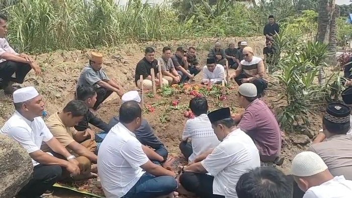 Sekeluarga korban kapal wisata tenggelam dari Batu Bara saat hendak dimakamkan.