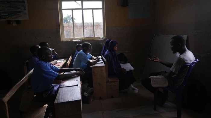 Sebuah sekolah di Nigeria tidak dibelaki akses jaringan listrik yang memadai. Namun, hal itu tidak menghalangi para siswa untuk semangat belajar di sekolah.