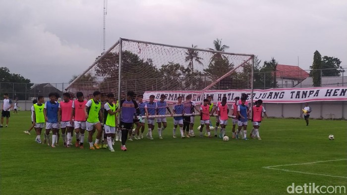 Skuad PSM Makassar menggelar latihan perdana di Stadion Kalegowa.