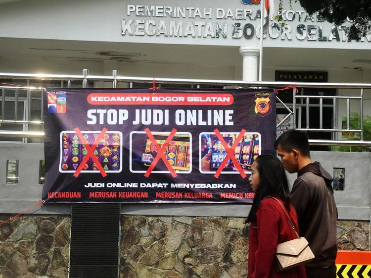Spanduk Stop Judi Online Mejeng di Kantor Kecamatan Bogor Selatan